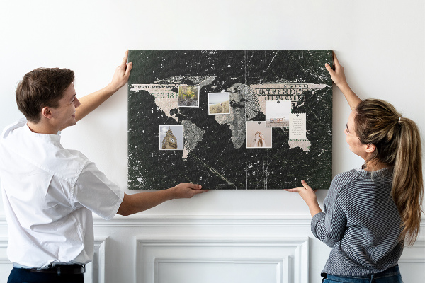 Nástěnka Mapa světa na pozadí dolarové bankovky