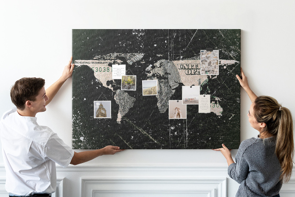 Nástěnka Mapa světa na pozadí dolarové bankovky