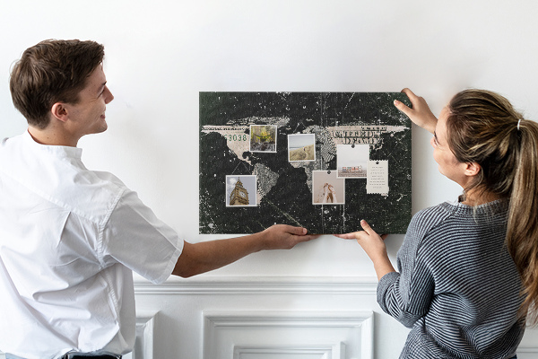 Nástěnka Mapa světa na pozadí dolarové bankovky