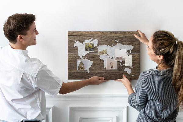 Korková nástěnka Mapa světa na dřevěném pozadí