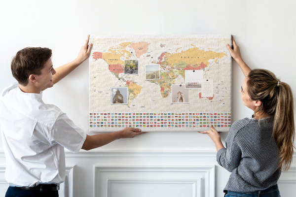 Korková nástěnka Mapa světa s barevnými vlajkami zemí