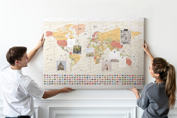 Korková nástěnka Mapa světa s barevnými vlajkami zemí