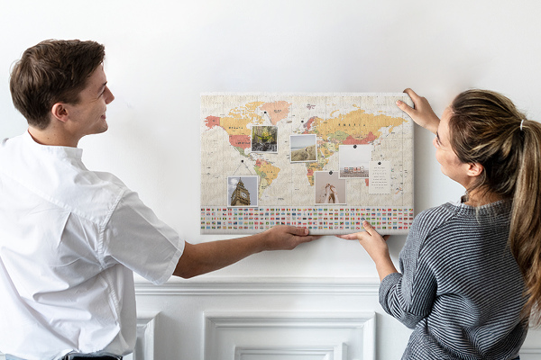 Korková nástěnka Mapa světa s barevnými vlajkami zemí