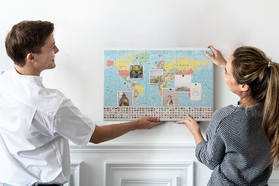 Nástěnka Mapa světa s barevnými vlajkami.
