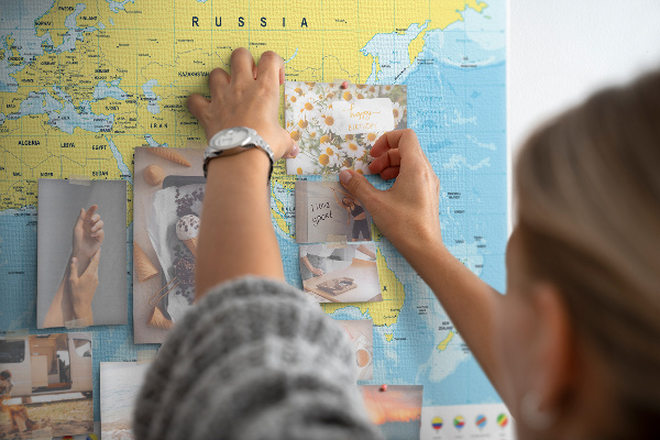 Korková nástěnka Mapa světa s barevnými špendlíky