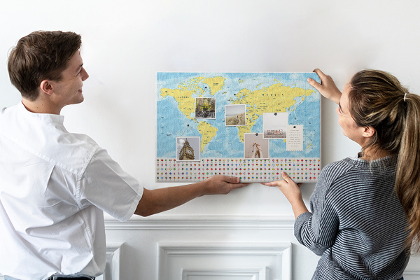 Korková nástěnka Mapa světa s barevnými špendlíky