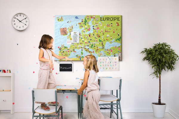 Nástěnka Barevná mapa Evropy s kulturními ikonami