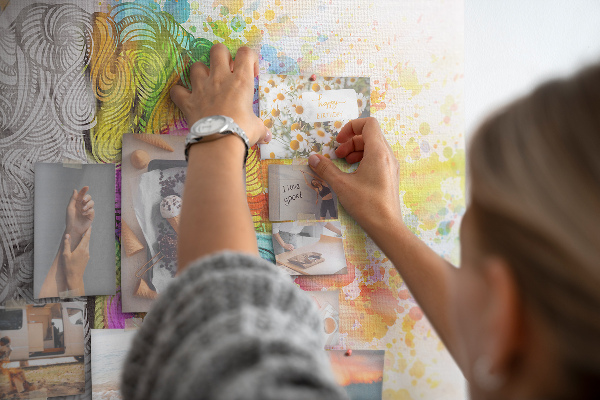 Nástěnka Mozek v barvách s kreativním pozadím