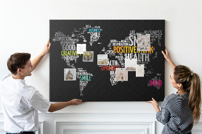 Korková nástěnka Mapa světa s motivačními slogany.