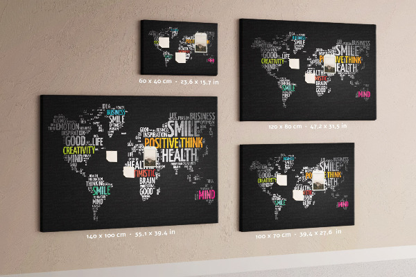 Korková nástěnka Mapa světa s motivačními slogany.