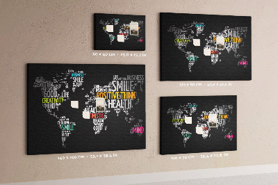 Korková nástěnka Mapa světa s motivačními slogany.