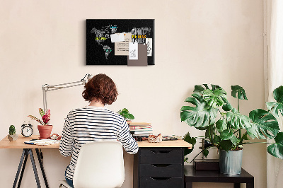 Korková nástěnka Mapa světa s motivačními slogany.