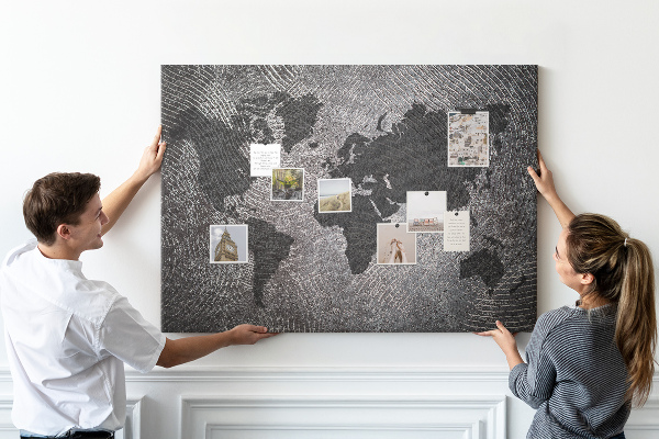 Korková nástěnka Mapa světa v odstínech šedé.