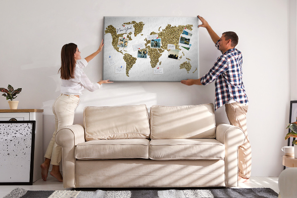 Nástěnka Zlatá mapa světa na bílém pozadí