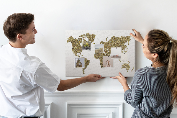 Nástěnka Zlatá mapa světa na bílém pozadí