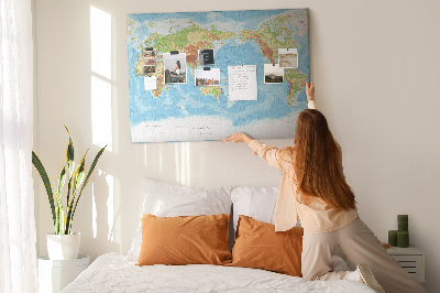 Nástěnka Mapa světa s barevnými kontinenty.
