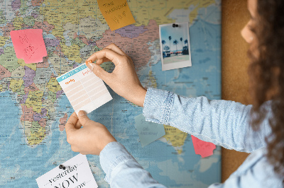 Korková nástěnka Mapa světa s barevnými kontinenty.