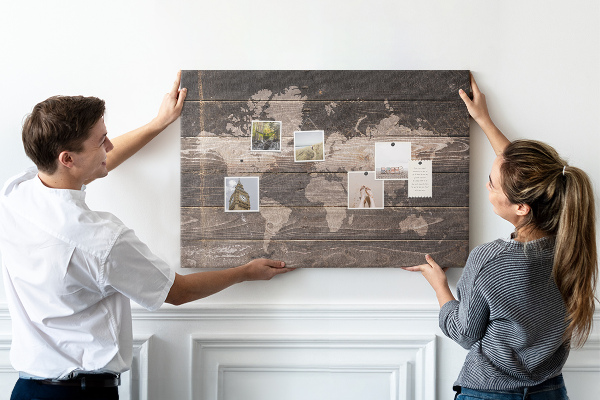 Fětská nástěnka Mapa světa na dřevěném pozadí