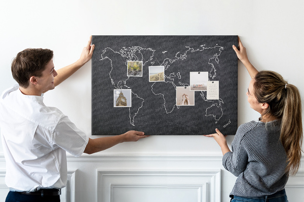 Fětská nástěnka Mapa světa na tabuli pozadí