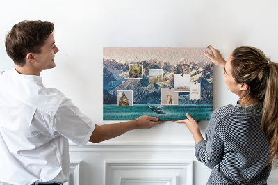 Korková nástěnka Velryba skákající v horském fjordu.