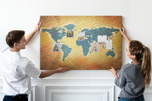Nástěnka Mapa světa na hnědém papírovém pozadí.