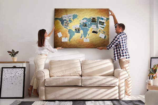 Nástěnka Mapa světa na hnědém papírovém pozadí.