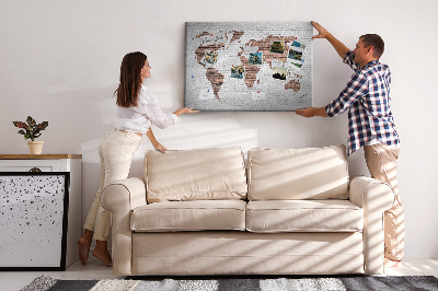 Korková nástěnka Mapa světa na pozadí cihlové zdi