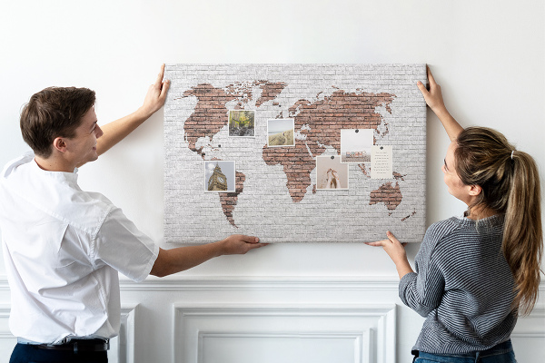 Korková nástěnka Mapa světa na pozadí cihlové zdi