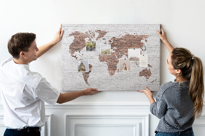 Korková nástěnka Mapa světa na pozadí cihlové zdi
