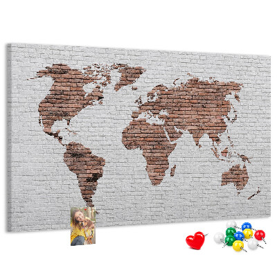 Korková nástěnka Mapa světa na pozadí cihlové zdi