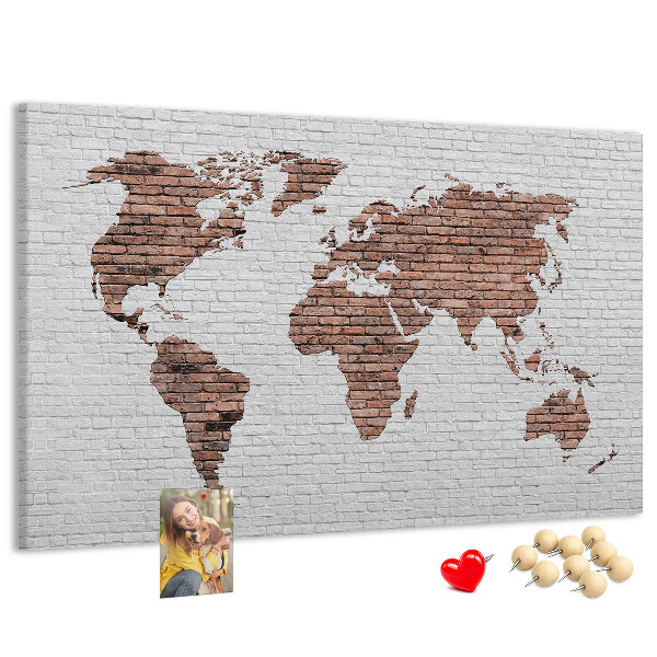 Korková nástěnka Mapa světa na pozadí cihlové zdi