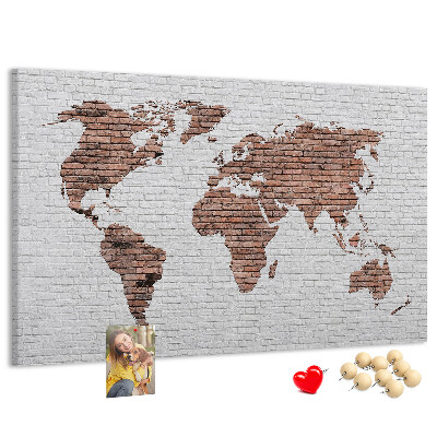 Korková nástěnka Mapa světa na pozadí cihlové zdi