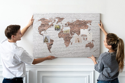 Korková nástěnka Mapa světa na pozadí cihlové zdi