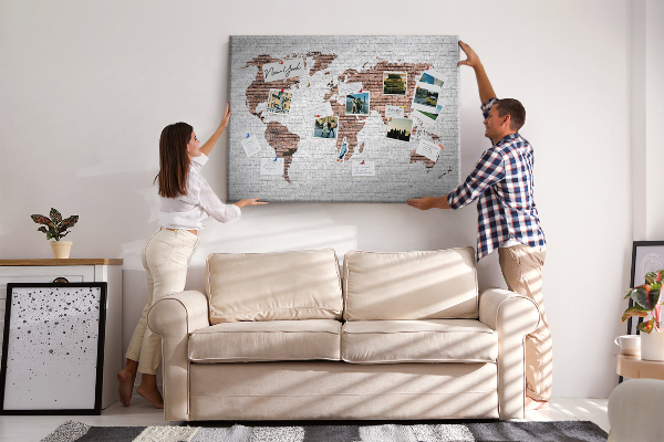 Korková nástěnka Mapa světa na pozadí cihlové zdi