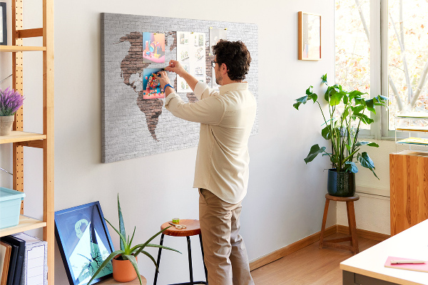 Korková nástěnka Mapa světa na pozadí cihlové zdi