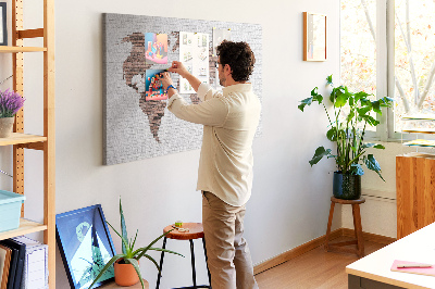Korková nástěnka Mapa světa na pozadí cihlové zdi