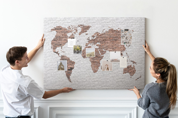 Korková nástěnka Mapa světa na pozadí cihlové zdi