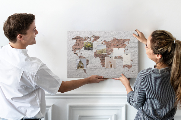 Korková nástěnka Mapa světa na pozadí cihlové zdi