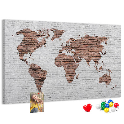 Korková nástěnka Mapa světa na pozadí cihlové zdi