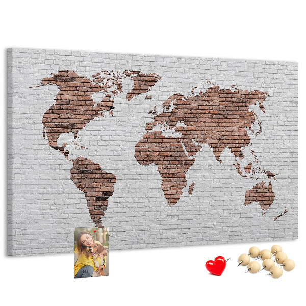 Korková nástěnka Mapa světa na pozadí cihlové zdi