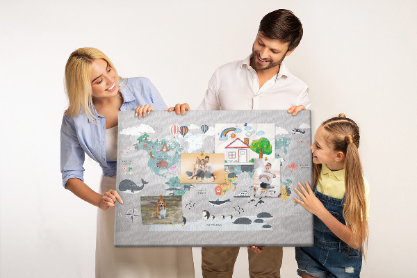 Nástěnka Mapa světa s ilustracemi zvířat.