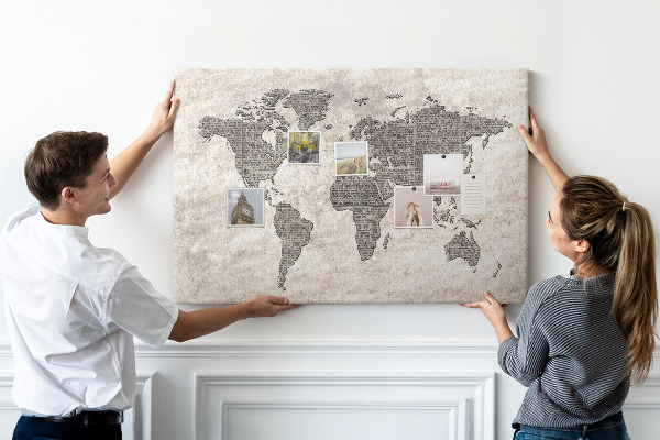 Fětská nástěnka Mapa světa s texturou novin.