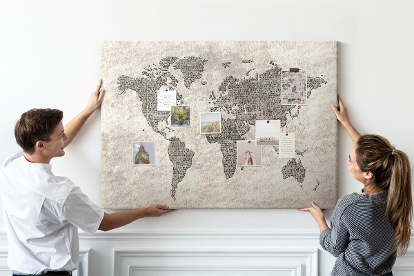 Fětská nástěnka Mapa světa s texturou novin.