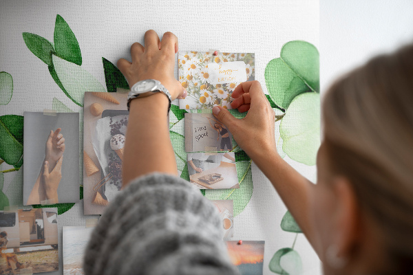 Korková nástěnka Zelené listy na světlém pozadí