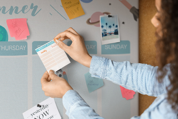 Korková nástěnka Týdenní vesmírný kalendář s raketami