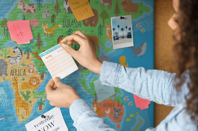 Nástěnka Mapa světa s ilustracemi zvířat.