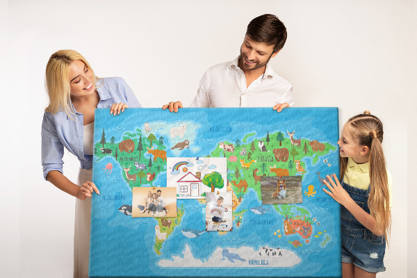 Nástěnka Mapa světa s ilustracemi zvířat.
