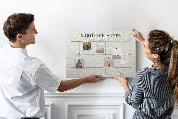 Korková nástěnka Měsíční diář s minimalistickým designem