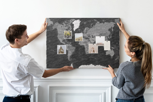 Korková nástěnka Černá mapa světa s obrysy zemí