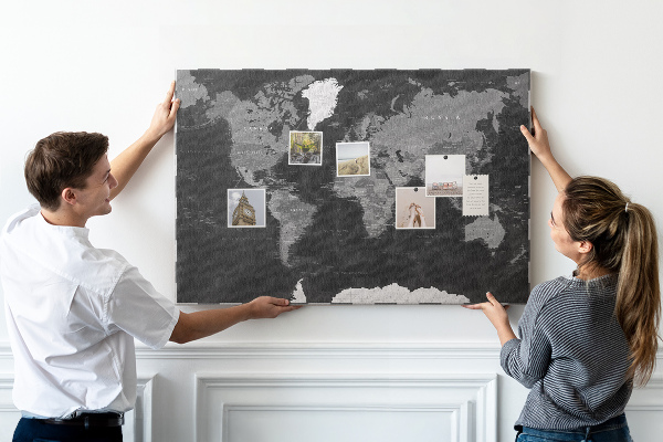 Korková nástěnka Černá mapa světa s obrysy zemí